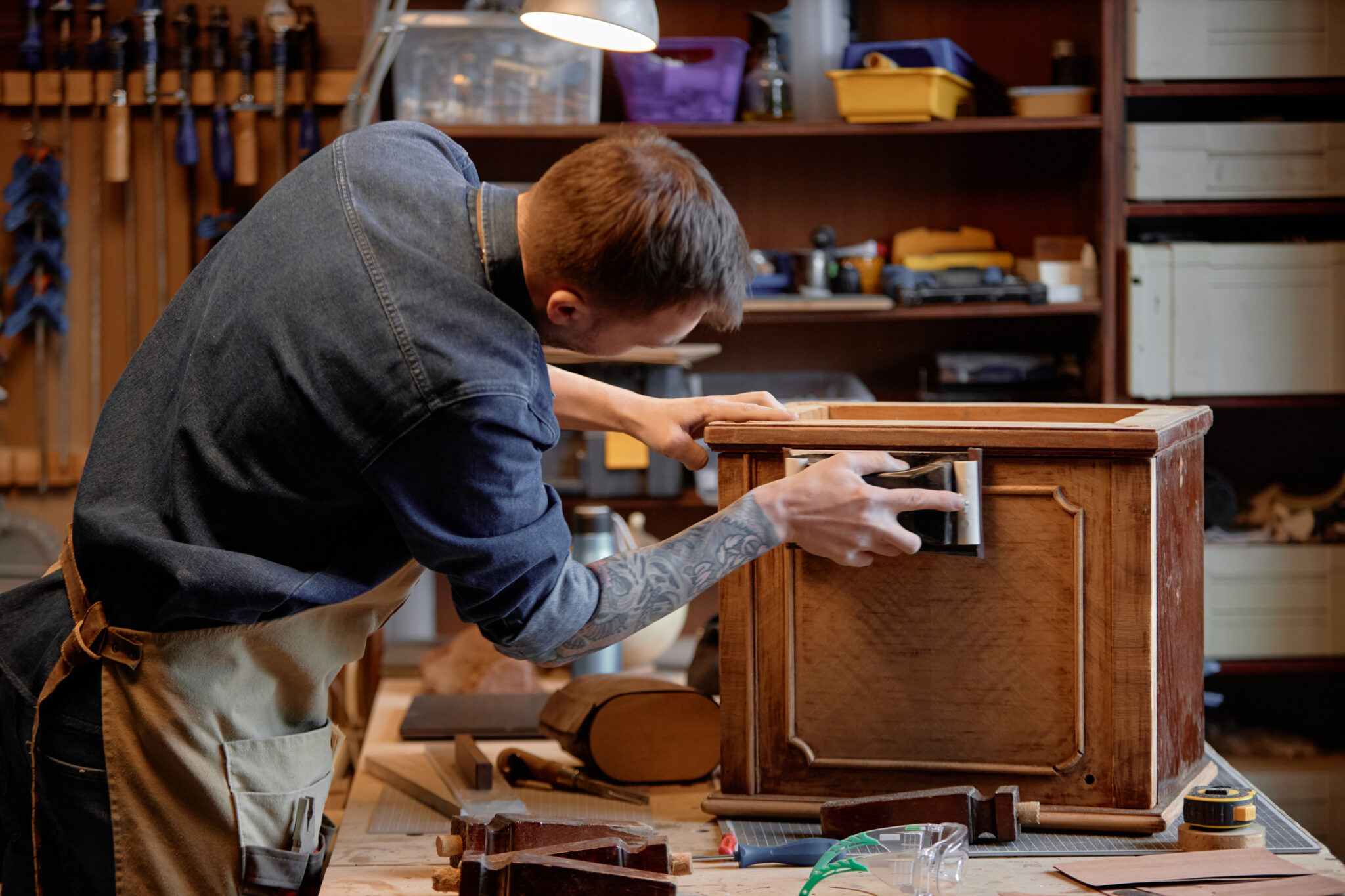 Reparación de Muebles en Barcelona y Provincia. Servicios económicos con garantía de calidad. ¡Llámanos!
