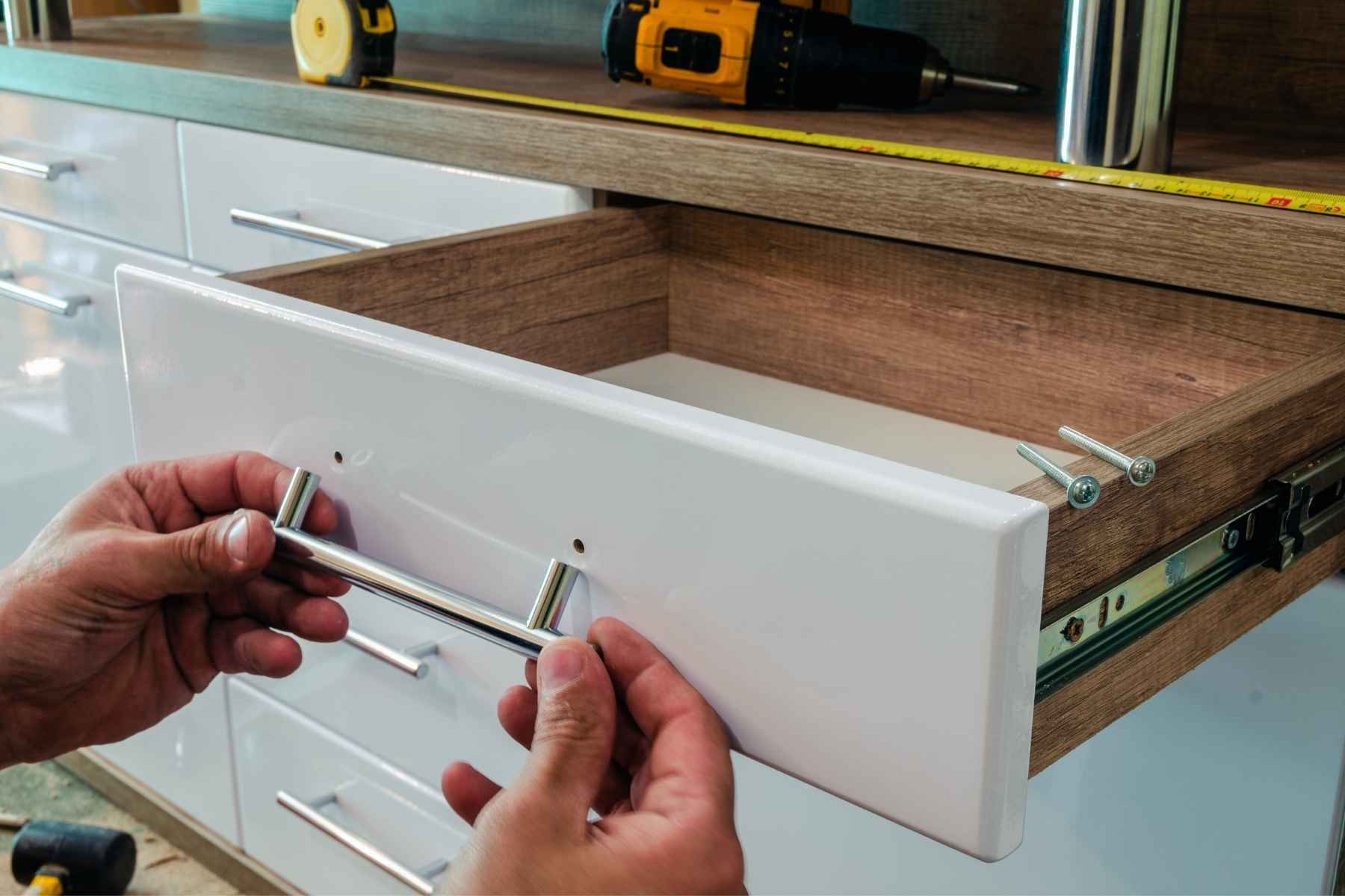 Reparación de Muebles en Barcelona y Provincia. Servicios económicos con garantía de calidad. ¡Llámanos!
