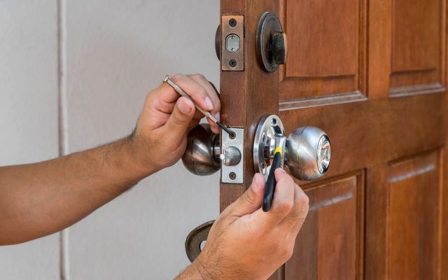 Reparación de Puertas y Ventanas en Barcelona y Provincia. Servicios económicos con garantía de calidad. ¡Llámanos!

