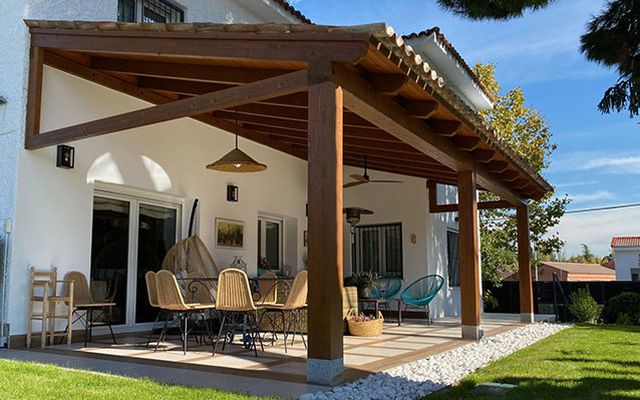 Pérgolas y Porches de Madera en Barcelona y Provincia. Servicios Profesionales y económicos garantía de calidad.