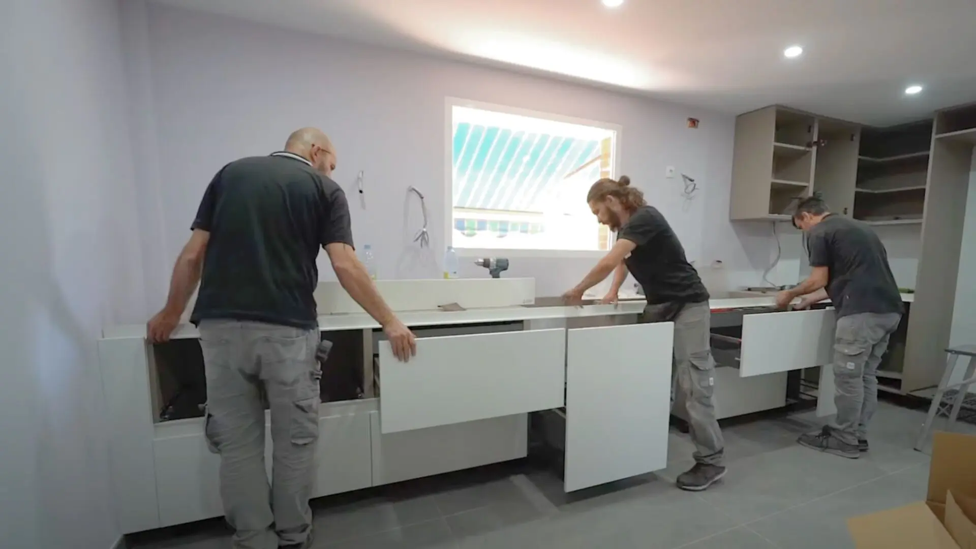 Montaje de cocina a medida realizado por Carpintería Barcelona