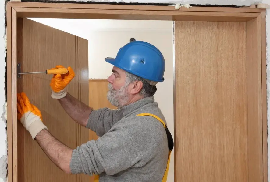 Carpintero reparando una puerta de madera en Barcelona